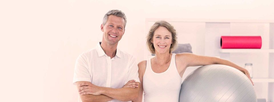 Lächelndes Paar mit Gymnastikball